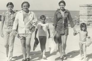 En una foto del álbum familiar, Tato y Berta junto a sus tres hijos, Alejandro, Sebastián y Marina, durante un verano en Mar del Plata. 