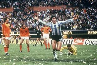 Mario Kempes celebra uno de sus goles en la final de Argentina 1978, contra Países Bajos; fue distinguido como el mejor jugador del Mundial.