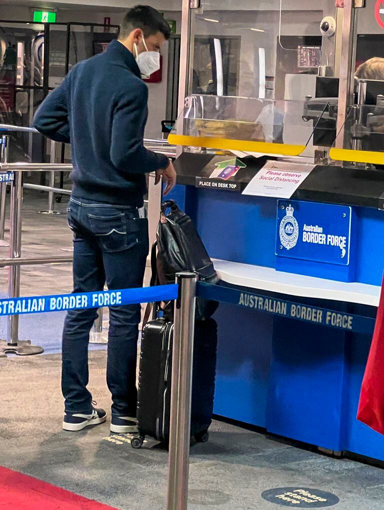 Novak Djokovic fotografiado a su llegada al aeropuerto de Melbourne el 5 de enero del 2022 (AP Photo)