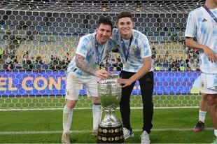 Julián Álvarez, el mejor futbolista del fútbol local, integró el plantel de la Copa América y se sacó una foto con Messi para su álbum