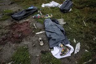 Los cuerpos de los civiles asesinados por un ataque con misiles yacían en el suelo cerca de Zaporizhzhia el 30 de septiembre de 2022, en medio de la invasión rusa de Ucrania