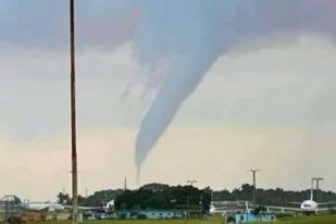 Un piloto a punto de aterrizar tuvo que hacer una "peligrosa maniobra" para esquivar un tornado