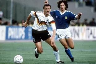 Troglio marca a Jürgen Kohler, durante la final del Mundial Italia 90