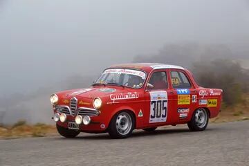 Entre la niebla, el Alfa Romeo Giulietta de 1961 de Carlos Hidalgo y Juan Pablo Villarino, que llegó desde Haedo; el clima fue fresco y húmedo en las primeras tres jornadas de la prueba.