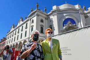 Pedro Almodóvar y Tilda Swinton, ambos con tapaboca  en la presentación de su mediometraje La voz humana en la edición de 2020 del festival de Venecia, donde se vio fuera de concurso