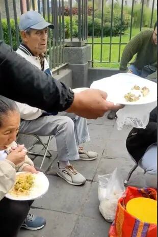 Así lucen los platos con bolsa de plástico en los que esta mujer vende sus alimentos