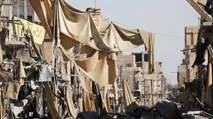 Un shopping de Raqqa, en ruinas tras meses de batallas para expulsar EI de la ciudad siria