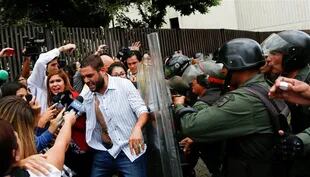 Diputados opositores chocaron ayer con efectivos de la Guardia Nacional frente a la sede del Tribunal Supremo de Justicia, en Caracas