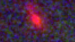 Esta es una de las galaxias estudiadas, vista apenas unos 500 millones de años después del Big Bang. Es tan lejana que, incluso vista a través de los telescopios más potentes del mundo, aparece pixelada