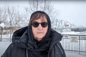 El conmovedor reclamo de la madre de Navalny en la puerta de la helada prisión donde murió