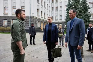 El presidente de Ucrania, Volodimir Zelensky; la primera ministra de Dinamarca, Mette Frederiksen, y el presidente del gobierno español, Pedro Sánchez, se saludan antes de reunirse, el 21 de abril de 2022, en Kiev.