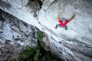 Vértigo y adrenalina en la escalada sobre la boca de la cueva más alta del mundo