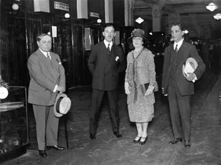 Regina Pacini de Alvear acompañada de los señores E. García Velloso, P. Carcavallo y John F. White, director de Harrods, después de la entrega de la contribución de ese establecimiento para la Casa del Teatro.