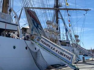La Fragata Libertad, en el puerto de Saint-Malo, con la bandera que homenajea a los pioneros de Malvinas