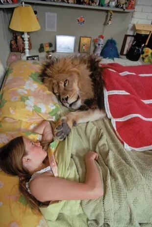 Una curiosa imagen de la mascota salvaje en la cama, acurrucada junto a Melanie Griffith, quien por entonces tenía 14 años.