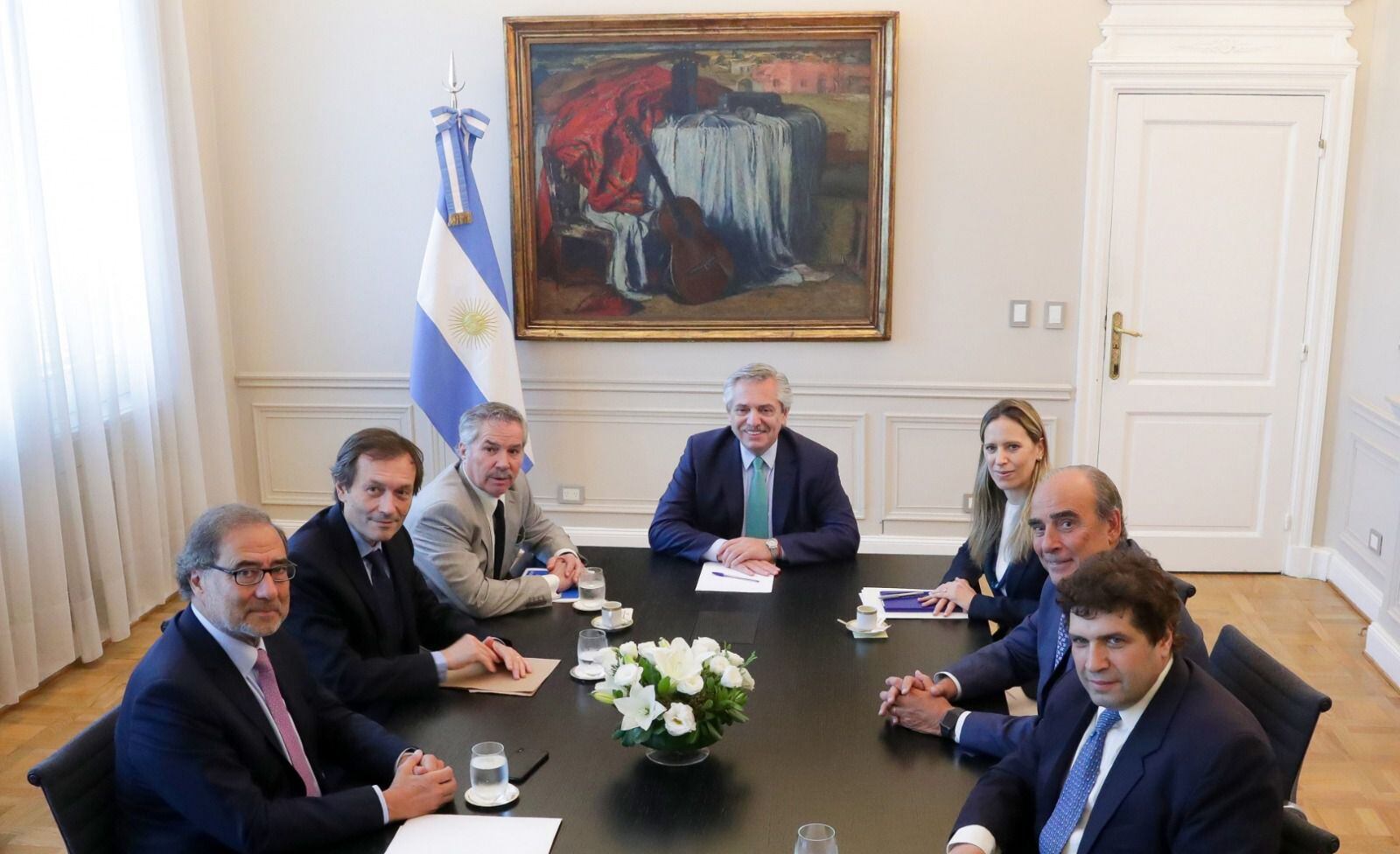Con dificultades, la transición al nuevo gobierno ya da sus primeros pasos y se espera una reunión entre Alberto Fernández y Javier Milei