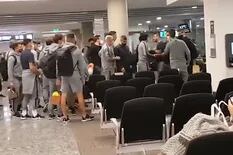 San Lorenzo, en crisis: insultos en la cancha y una discusión entre jugadores e hinchas en el aeropuerto