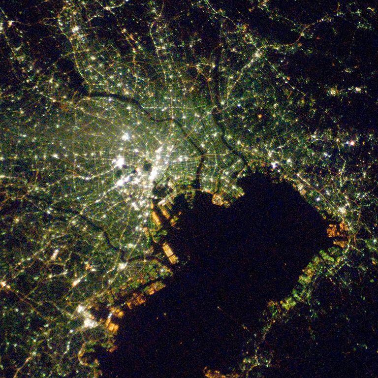 Tokio, la capital japonesa, y la bahía del mismo nombre exhiben su contraste de luces y oscuridad desde el espacio
