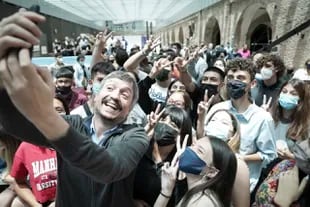 Máximo Kirchner, con militantes de La Cámpora; el acuerdo con el FMI lo expuso a elegir entre el discurso militante y la estabilidad económica