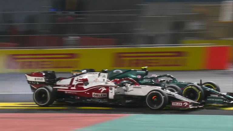 Raikkonen y Vettel se tocaron y a los dos autos se les desprendieron muchos objetos de los autos que ensuciaron la pista