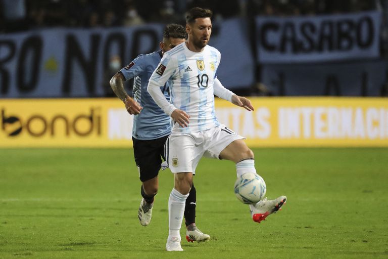 Lionel Messi regresó con el seleccionado argentino: jugó 15 minutos en la victoria por 1-0 en el Campeón del Siglo frente a Uruguay y el pasaje a Qatar 2022 está cada vez más cerca.