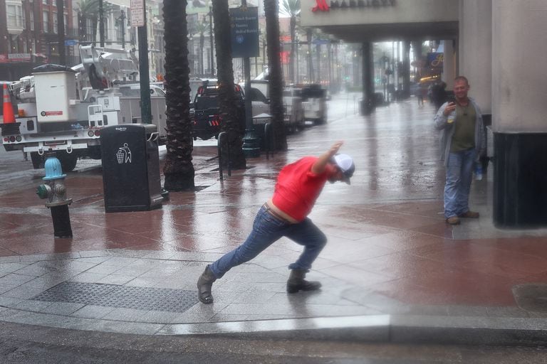 Trabajadores juegan con el viento en Nueva Orleans