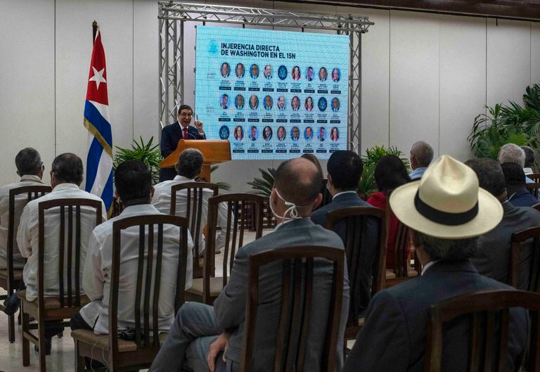 El canciller cubano Bruno Rodríguez habla con diplomáticos extranjeros en La Habana, Cuba, el miércoles 10 de noviembre de 2021. (AP Foto/Ramón Espinosa)