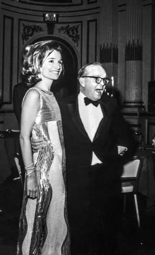 Truman Capote con una de sus confidentes: Lee Radziwill, la hermana menor de Jackie Kennedy, en Nueva York, 1966