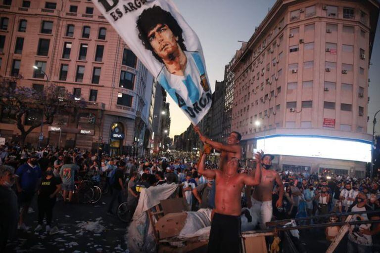 Bajo la noche cerrada, los seguidores de Diego Maradona se mantienen firmes en el Obelisco