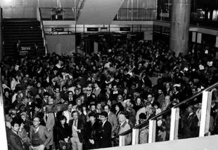 Del 8 al 13 de Mayo de 1984, los espectadores llenaron la sala Martín Coronado y Casacuberta para ver, respectivamente, Misterio buffo y Tutta casa, letto e chiesa. La mayoría de las funciones convivieron con manifestaciones de protesta e incidentes adentro de la sala
