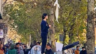 Vida Movahed (en la foto), icono de un movimiento de protesta similar organizado en 2018, cumplió varios meses de prisión.