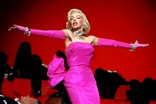 El vestido de Marilyn en Los caballeros las prefieren rubias fue un reemplazo de último momento porque el diseño original era demasiado osado para el estudio