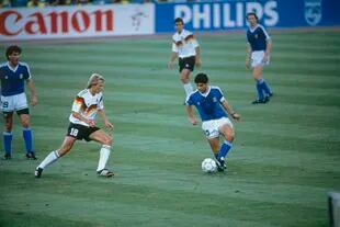 Jurgen Klinsmann y Diego Maradona en la final de la Copa del Mundo jugada en Roma en 1990. (Photo by RENARD eric/Corbis via Getty Images)