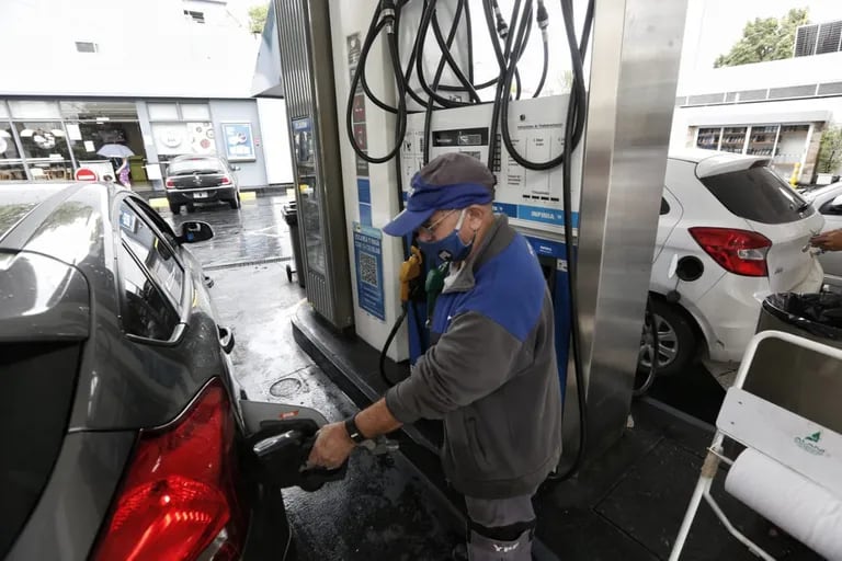 Combustibles: YPF aumenta desde este domingo 7,5% los precios de la nafta y el gasoil