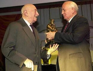 El ex presidente soviético Mijail Gorbachev entrega el Premio Mundial 2000 por logros humanitarios a Simon Wiesenthal