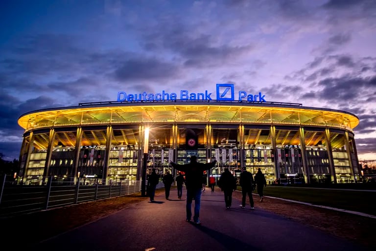 Amarillo intenso se muestra el estadio de Eintracht Frankfurt, de Alemania, en solidaridad con los ucranios.