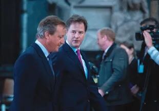 Antes de asumir su puesto en Facebook, Clegg fue miembro del Parlamento Europeo (1999-2004) y luego legislador del Palacio de Westminster (2005-2017). En 2010, además, formó un gobierno de coalición con el conservador David Cameron, y ocupó el cargo de viceprimer ministro hasta 2015