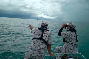 En esta imagen, distribuida por la Agencia de Seguridad Marítima de Malasia el 8 de abril de 2022, se muestra un momento de la operación de búsqueda y rescate de tres buzos extranjeros ante la costa de Mersing, Malasia. (Agencia de Seguridad Marítima de Malasia vía AP )