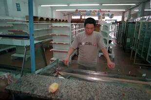 Una víctima célebre de la furia de diciembre: el ciudadano chino Wang Zhao He, a quien le vaciaron el supermercado que tenía en Ciudadela. Su llanto ante las cámaras aún hoy se recuerda