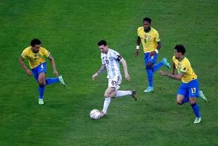 Como aquella imagen viralizada en la que lo rodeaban muchos chilenos en una final por Copa América: Lionel Messi avanza entre Marquinhos, Fred y Lucas Paqueta.