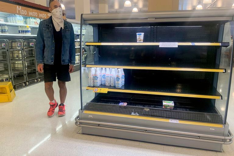 Estantes vacíos de productos lácteos se ven en un supermercado el miércoles 12 de enero de 2022, en Sydney.  (Bianca De Marchi/AAP Image vía AP)