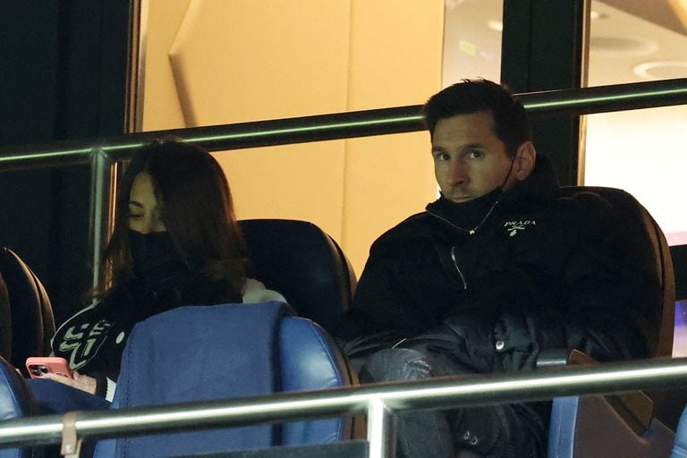Lionel Messi, concentrado y con Antonela, en el palco