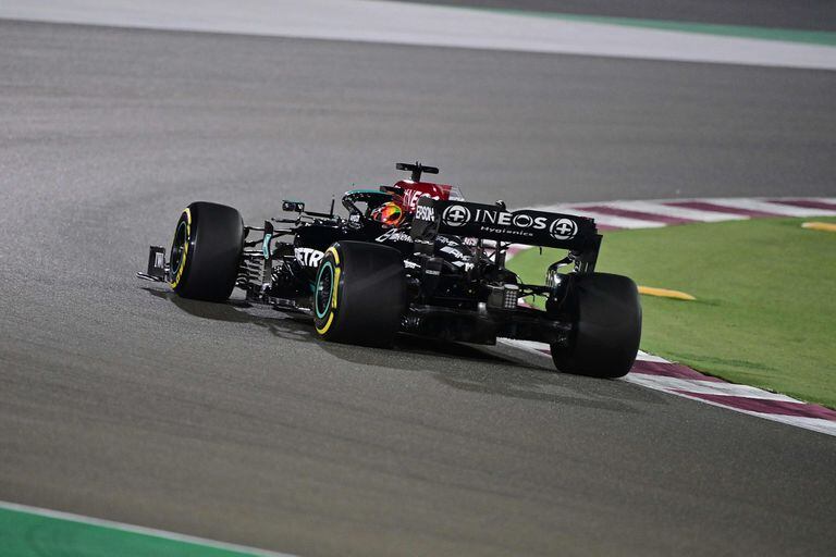 Lewis Hamilton obtuvo la pole en la clasificación del sábado y mete más presión
