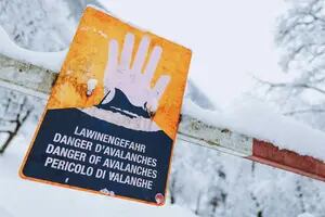 Al menos 10 esquiadores quedaron sepultados por una avalancha en Austria
