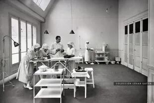 La sala de Cirugía estaba en lo más alto del edificio. Obsérvese el techo inclinado y vidriado. Aquí operaba Finochietto.