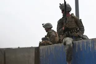 Soldados de EE.UU. custodian el aeropuerto de Kabul (Photo by Wakil KOHSAR / AFP)