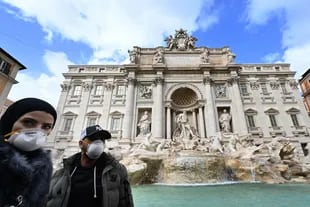 Turistas con barbijos en la Fontana di Trevi en Roma