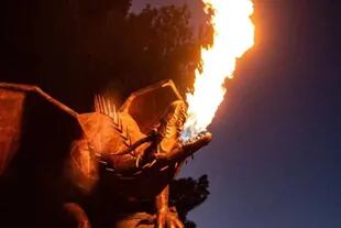 El dragón de la plaza de Trevelin lanza fuego por su boca dos veces por noche