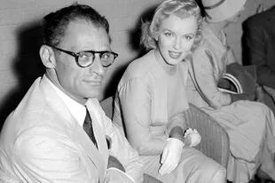 Monroe junto a su esposo, el escritor estadounidense Arthur Miller, en 1956