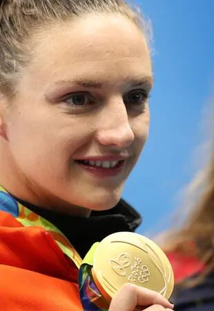 Katinka Hosszú muestra su medalla de oro